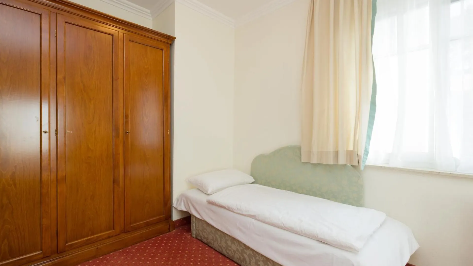Pension Garden Vienna 0*,  Austria